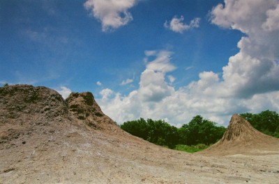 泥火山一般以泥漿的形式出現,又或壘積成為一個圓錐形的泥尖頂
