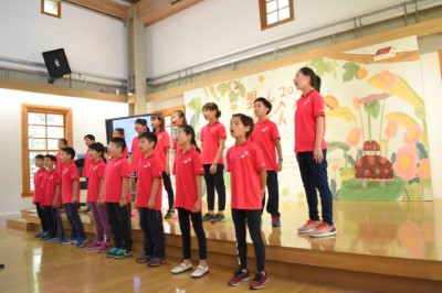 臺北市立大學附設國小合唱團於記者會現場歌唱演出
