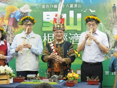 (左至右)農委會陳駿季副主委、包基成主席及林務局林華慶局長吹奏排灣族鼻笛