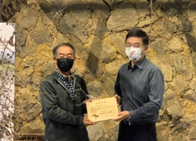 林務局林華慶局長致贈保育表彰予和禾生產班代表蕭春益先生感謝其辛勞