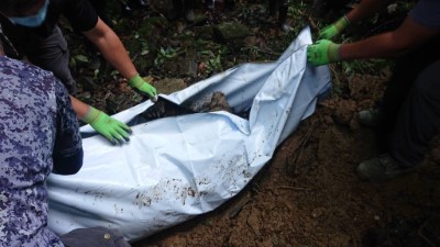 工作人員將東卯山黑熊遺體裝袋，運送至農委會家畜衛生試驗所解剖以鑑定死因。